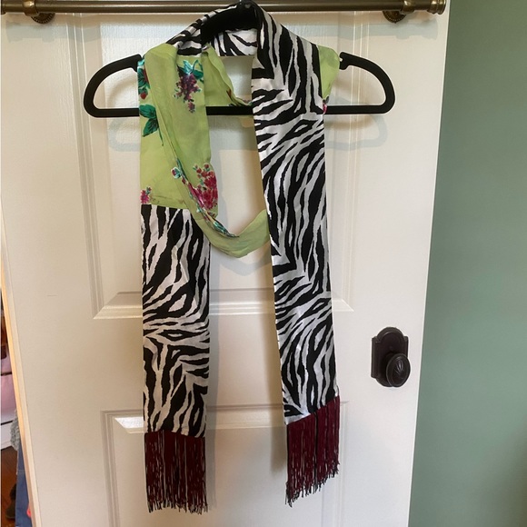 Unique Multi-patterned scarf - Picture 4 of 4